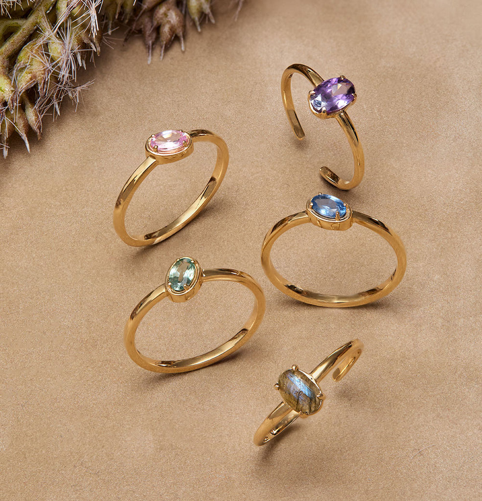 Anillos de oro minimalistas con piedras de nacimiento. Joyería con amatista, topacio azul, cuarzo rosa, cuarzo verde y labradorita. Anillos apilables finos de oro para mujer.